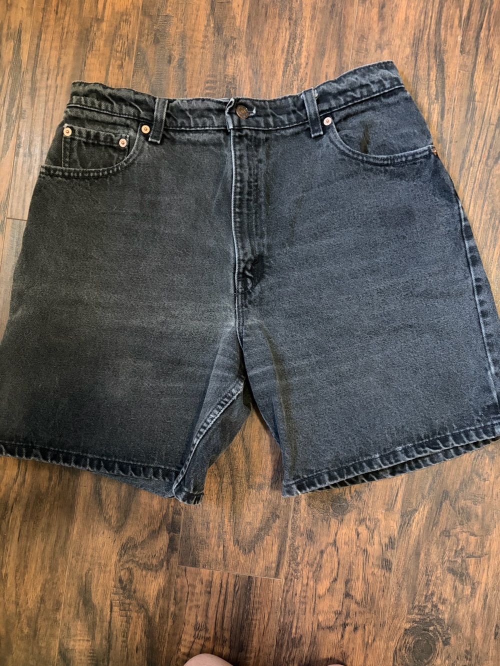 Vintage 1995 Levi’s 551 Relaxed Fit Worn Black 7” Inseam Denim Shorts - Picture 2 of 12